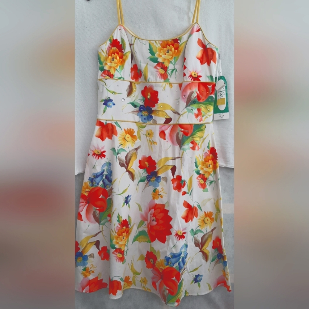 Sleevless Dress In A Pretty Floral Print Size 10 NWT